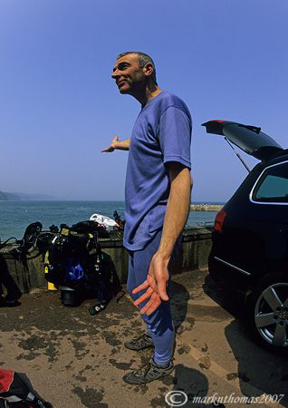 Kitting up - Mr H at Babbacombe beach.
D200 10.5mm. by Mark Thomas 