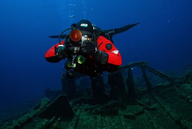 U/W Filmer at a wreck near Misi by Andy Kutsch 