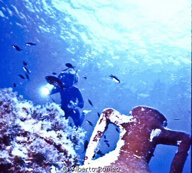 In Aegen sea it  was not difficoult found ancien anphoras... by Alberto Romeo 