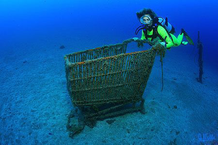 Underwater shopping...they just can't let it be ;-)
 by Arthur Telle Thiemann 