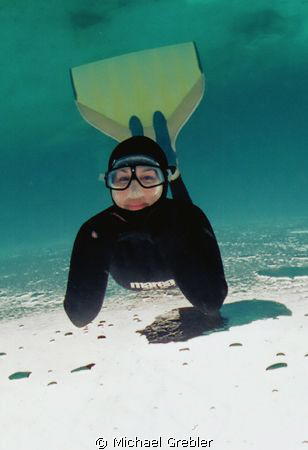 This lovely apnea diver struck a relaxed pose for me unde... by Michael Grebler 
