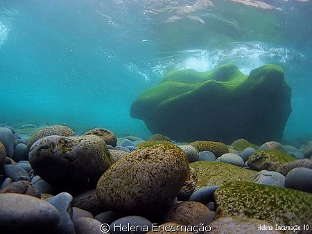 The wave's pebbles. by Helena Encarnação 