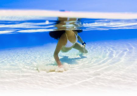 Playin around with our female divemaster trainee on a sur... by Soren Egeberg 