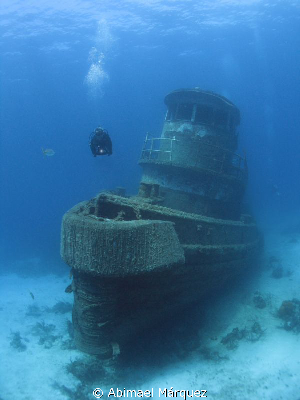 Evelio Pina at wreck by Abimael Márquez 
