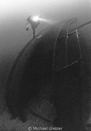 A diver descends onto the stern of the "Keystorm" in the ... by Michael Grebler 