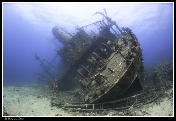 A quiet day on the Giannis D... by Dray Van Beeck 