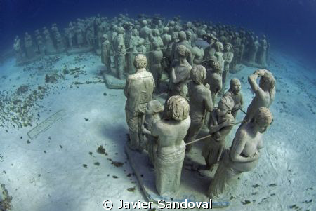 The largest underwater museum, arround 400 sculptures, Ca... by Javier Sandoval 