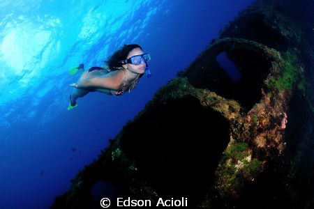 Diver and the wreck. Nikon D90, Tokina 10-17mm Lens and t... by Edson Acioli 