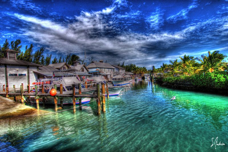 A beautiful day at Nassau's premier dive center Stuart Co... by Steven Anderson 