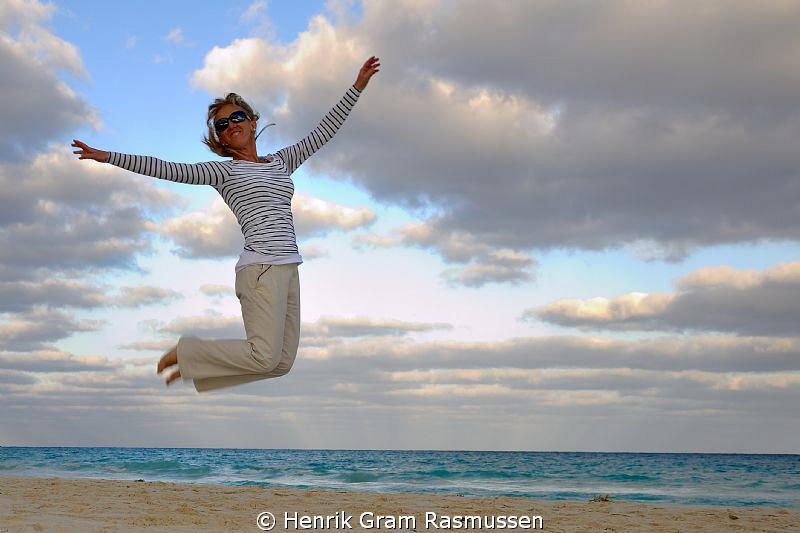 Beach Jumping :) by Henrik Gram Rasmussen 