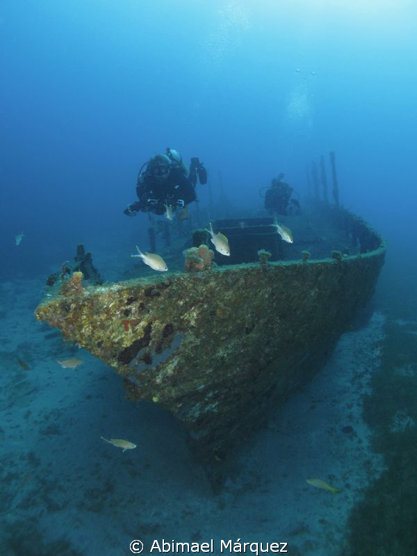 Wreck Diving by Abimael Márquez 