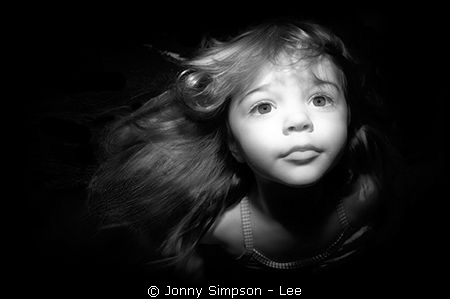 Nikon D2x in Subal housing with single strobe positioned ... by Jonny Simpson - Lee 