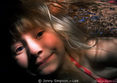 Nikon D2x with single strobe half in the water. by Jonny Simpson - Lee 