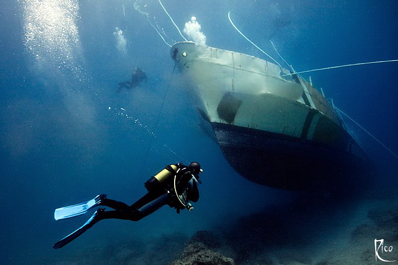 Exploring the new shipwreck SG 119, around 20 minutes aft... by Rico Besserdich 