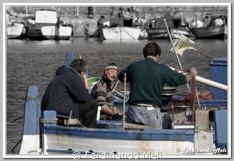 A fisherman tells his friends about his fishing adventure... by Ferdinando Meli 