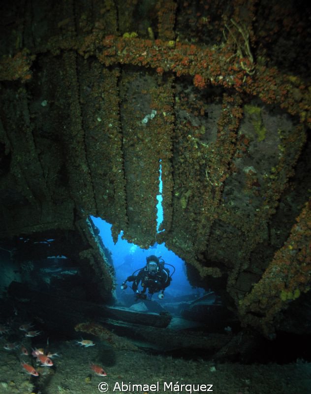Eduardo exploring at Wit Shoal wreck, St. Thomas. by Abimael Márquez 