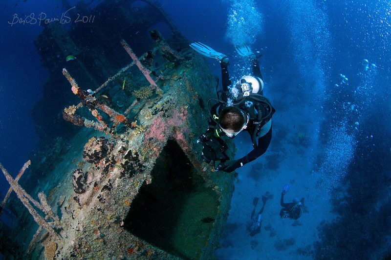 Videographer shooting the Marcha Fushi wreck
- South Ari... by Boris Pamikov 