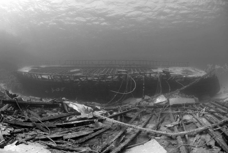 some small wreck in egypt by Andreas Kutsch 