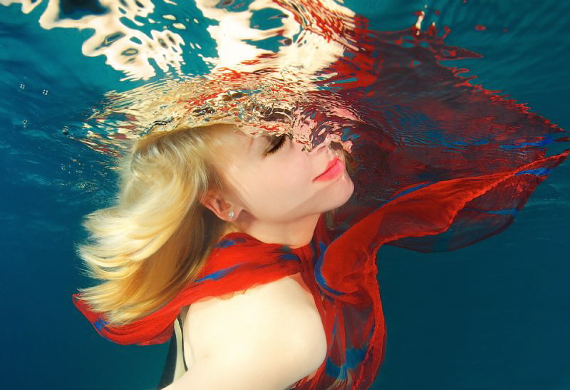 Feeling the wave by Lucie Drlikova 