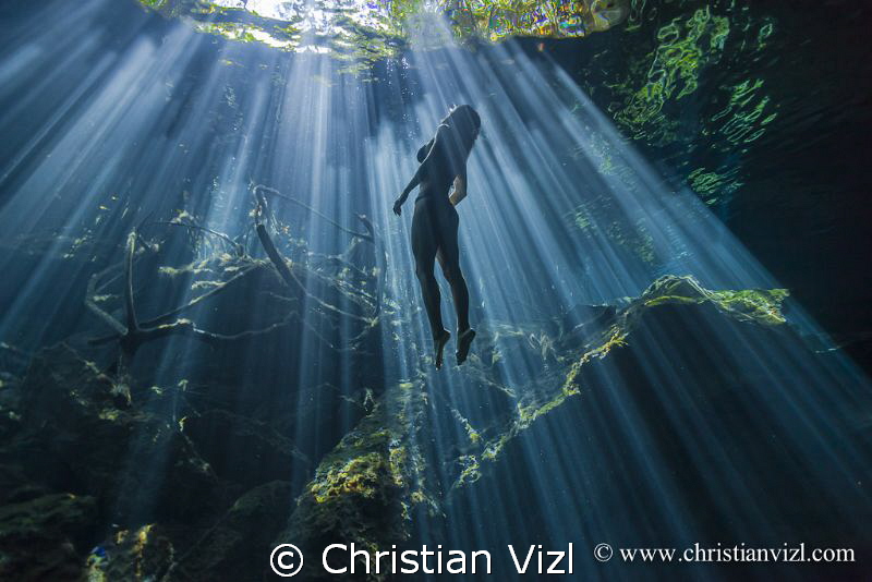 Morning sun rays at Cenote Cristalino, Quintana Roo, Méxi... by Christian Vizl 