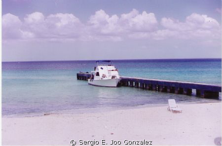 Muelle Ma. La Gorda, Cuba by Sergio E. Joo Gonzalez 