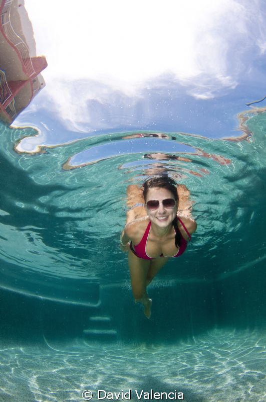 Playing in the pool.... by David Valencia 