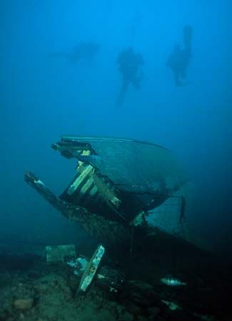 Divers over wreck, Capernwray, Lancashire.
F90X,60mm. by Mark Thomas 