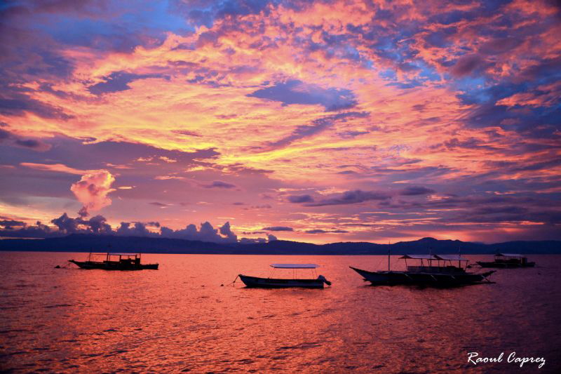 Sunset in Moalboal by Raoul Caprez 