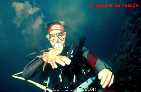 DIVER & OCTOPUS by Juan Grau Tascón 