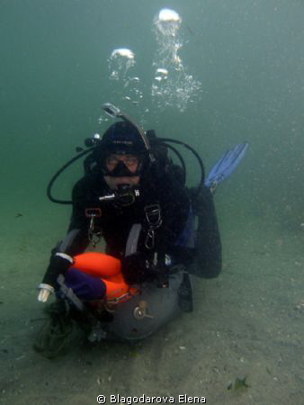 There is diver with his equipment at the u/w tow transpor... by Blagodarova Elena 