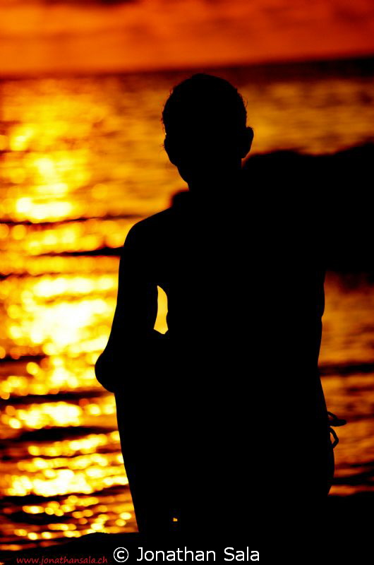 thiking.. night dive or not? by Jonathan Sala 
