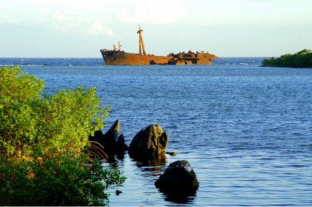 Tulun wreck. Roatan, Honduras. by Shawn Jackson 