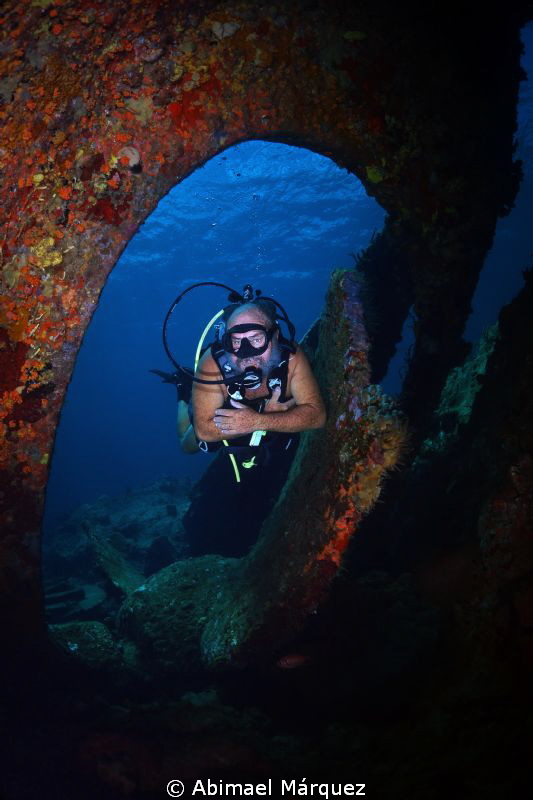Jose Cartagena explores RMS Rhone propeller. by Abimael Márquez 