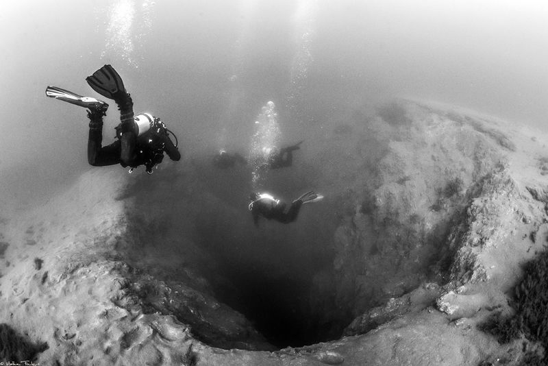 crater in a lake (Kleifarvatn_iceland) by Mathieu Foulquié 
