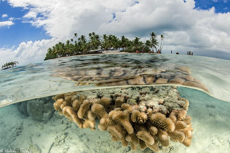 blue lagoon_Rangiroa by Mathieu Foulquié 