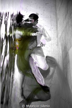 picture created in a swimming pool with a couple in love by Mauricio Silerio 