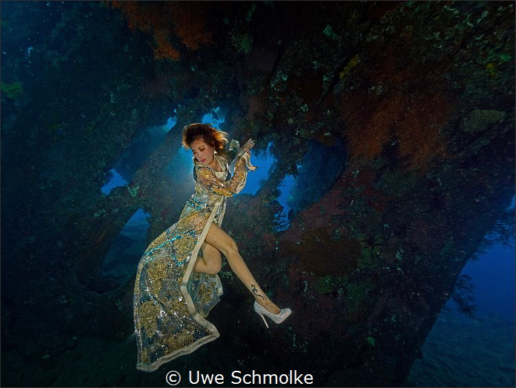 Wreck image with modell.

One strobe in slave modus for... by Uwe Schmolke 