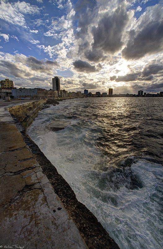 El Malecon (Havana) by Mathieu Foulquié 