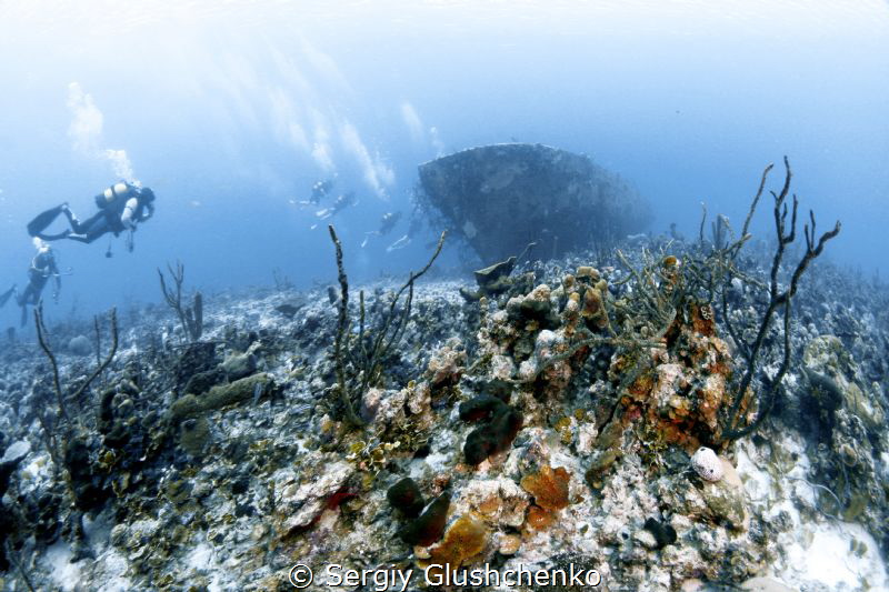 Wreck divers.... by Sergiy Glushchenko 