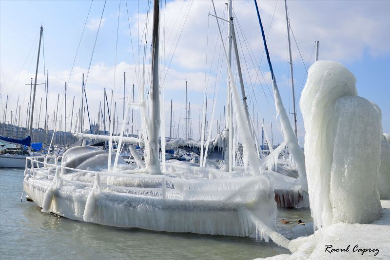 The result of a strong wind and cold temperatures by Raoul Caprez 