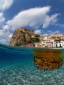 La foto raffigura il bellissimo castello di Scilla (RC) ed il fondale sottostante